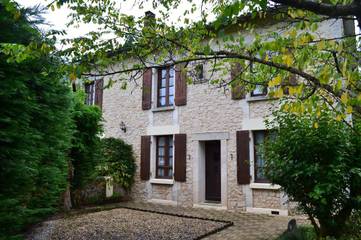 Cottage pour 2 personnes, avec jardin et piscine ainsi que vue et terrasse à Montbron