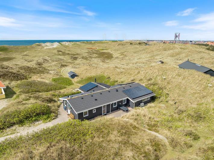 Vakantiehuis voor 8 personen, with Balkon/Terras and Whirlpool as well as Terras and Zwembad in Hvide Sande