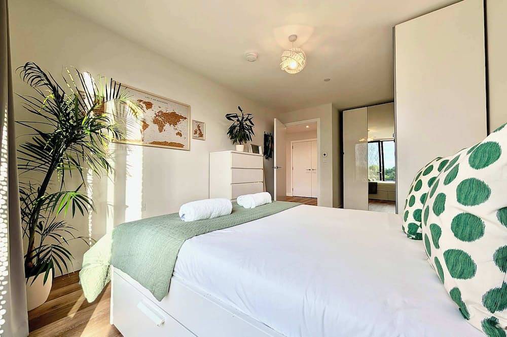 Entire apartment, Charming Flat in Sheerwater Near Attractions in Woking, Surrey