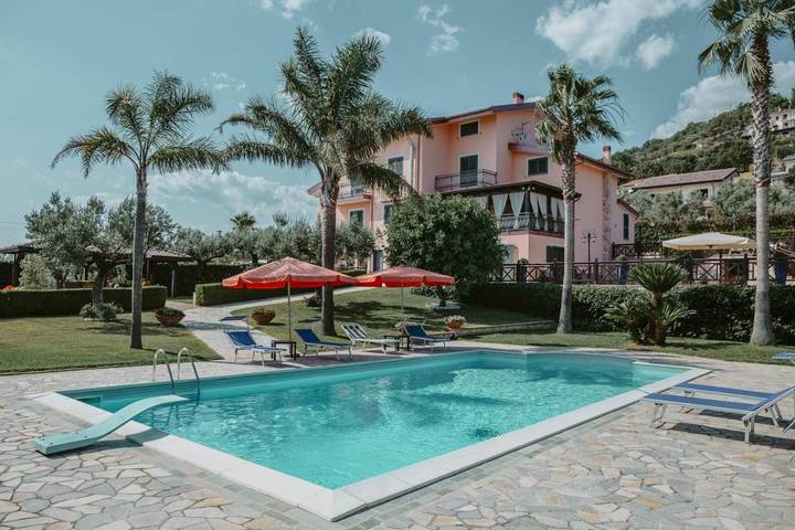 Casa vacanza per 7 persone, con Balcone e Terrazza nonché Giardino e Piscina a Eboli