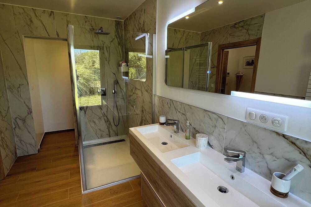 New Contemporary Villa Côte D'Azur Between Sea And Lake in Peymeinade, Mittelmeerküste (Frankreich)