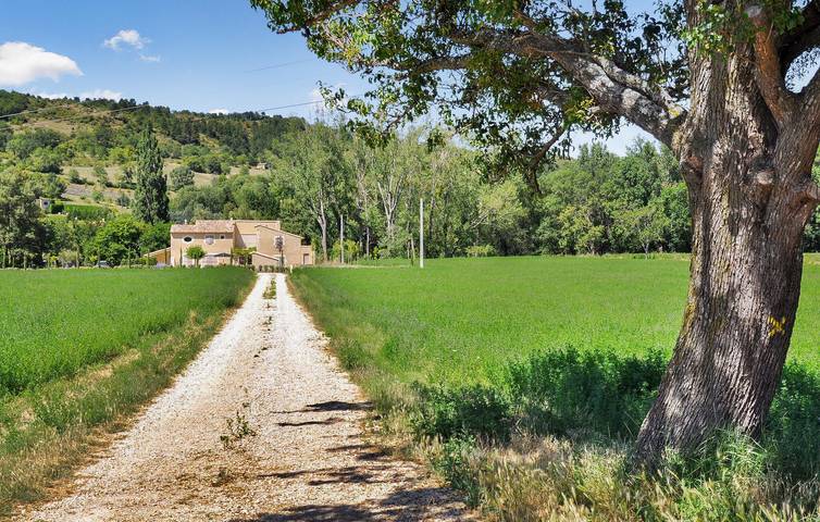 Location de vacances pour 8 personnes, avec terrasse et piscine à La Bégude-de-Mazenc - 3