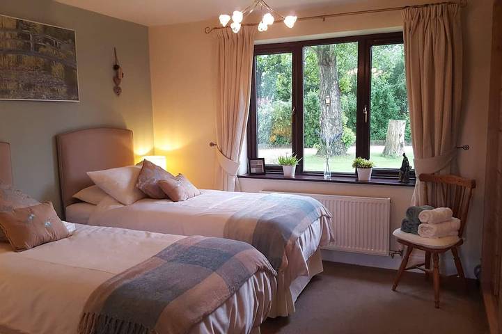 Escape to 'Woodpecker Cottage' at Hope Haven Retreat - Peace awaits! in Sherwood Forest, Nottinghamshire