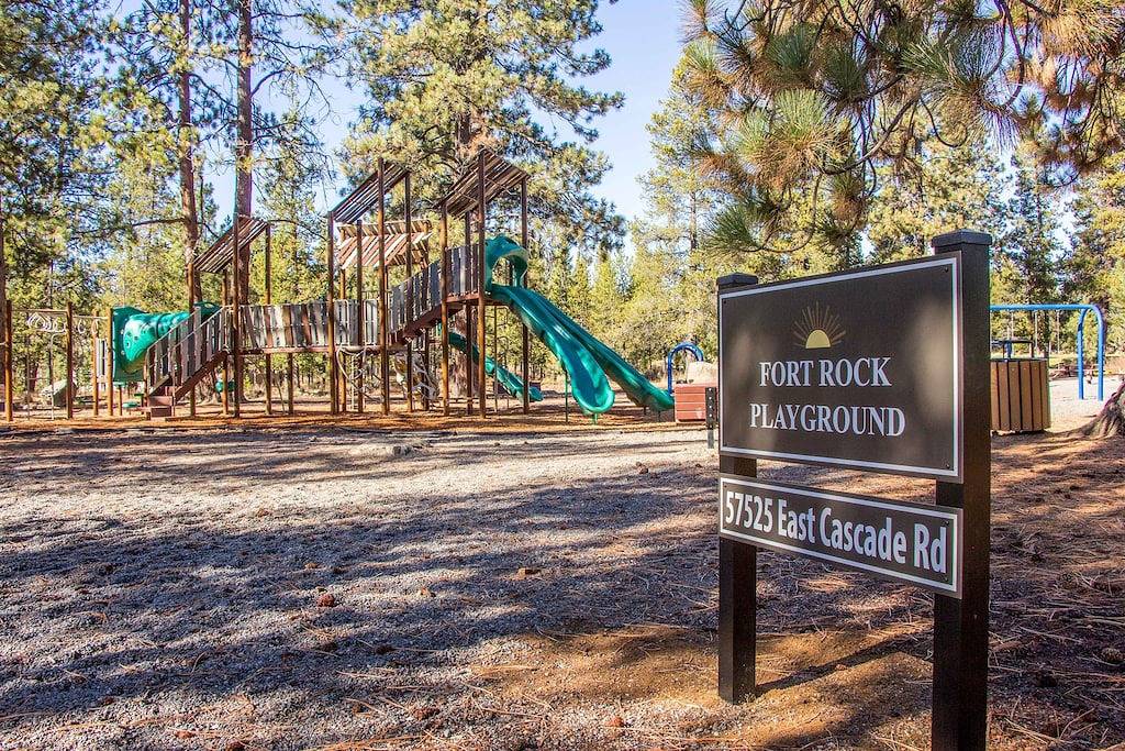 Zu Fuß zum Fort Rock, 3 Schlafzimmer, Single Level, Whirlpool, Fahrräder, Grill in Sunriver, Deschutes County