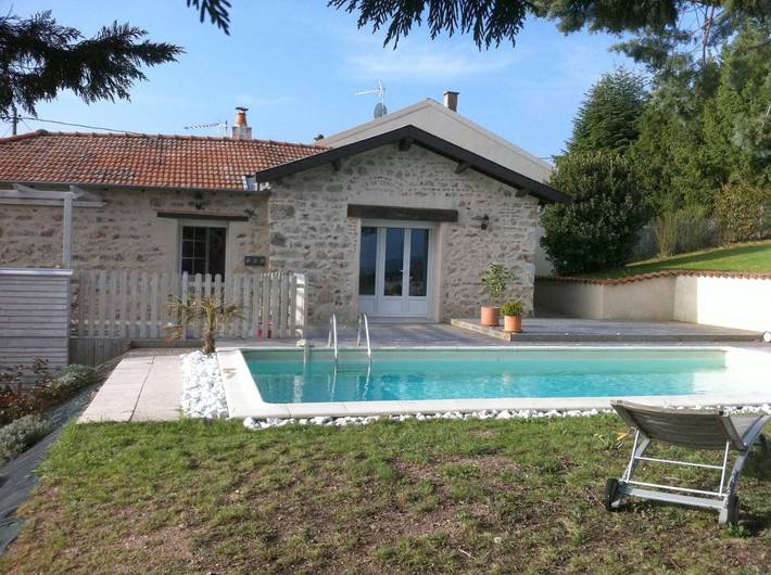 Gîte pour 8 personnes, avec piscine ainsi que jardin et sauna