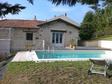 Gîte pour 8 personnes, avec piscine ainsi que jardin et sauna à Ambierle
