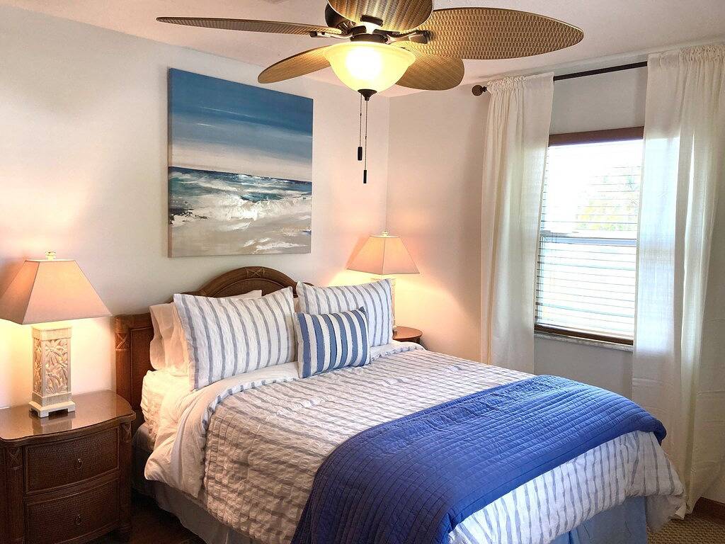 Wow!!! Deep Water Canal, Swimspa Pool, Kayaks, Walk to Ocean Front Tiki Bar!! in Marathon, Monroe County