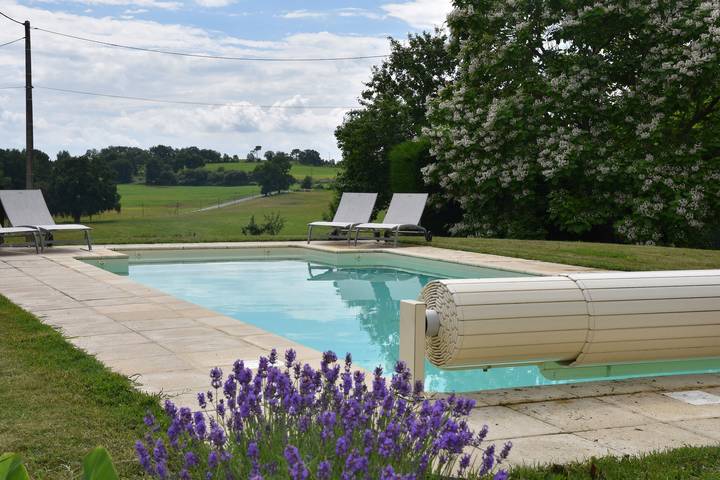 Casa de vacaciones 'The Vine House' con piscina privada, terraza privada y Wi-Fi in Villefranche-de-Lonchat, Périgord Pourpre