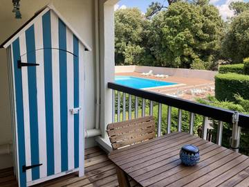 Gîte pour 2 personnes, avec balcon ainsi que vue et piscine dans Vert Bois