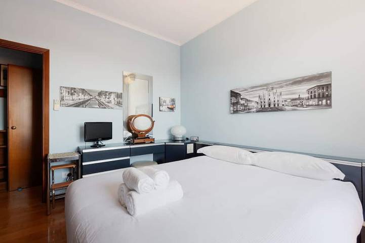 Apartamento entero, Cozy 105m2 apartment, able to accommodate up to 6 people, located on the seventh floor of a building with a lift. The property is located near the new fashion design district of via Savona. The neighborhood is well connected thanks to local public transp in Cusano Milanino, Provincia de Milan