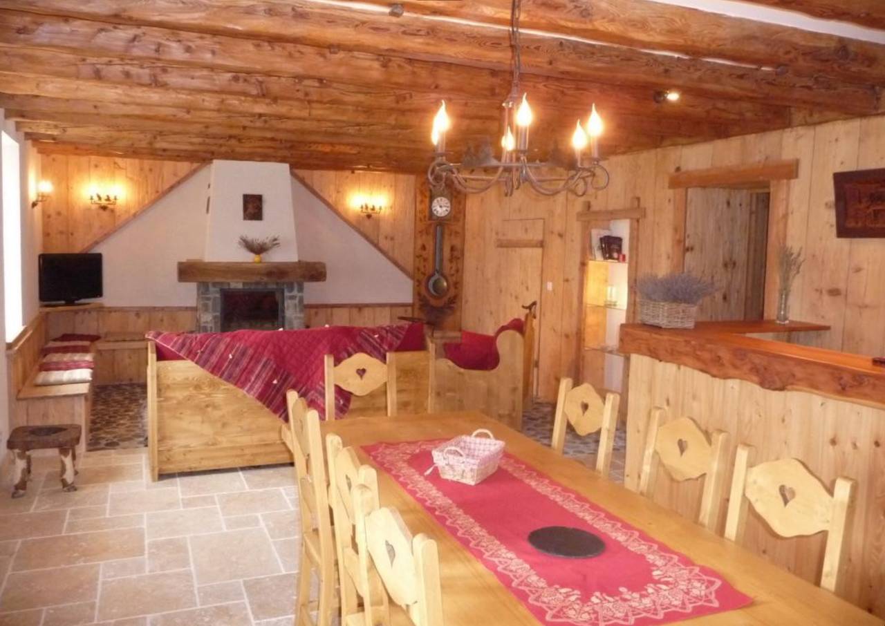 Apartamento entero, Apartamento 'Le Pele - 7 Pers' con vistas a la montaña, jardín privado y Wi-Fi in Taninges, Region Bonneville