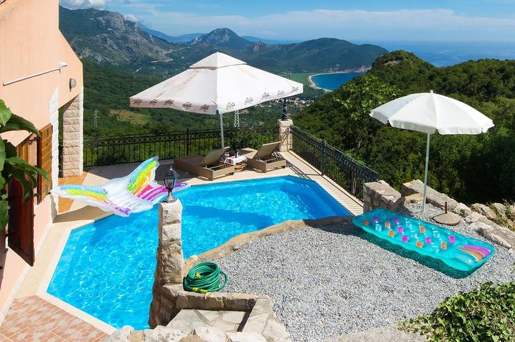 Villa für 5 Personen, mit Balkon und Garten in Montenegro