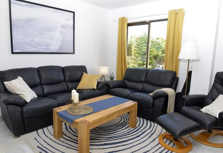 Apartamento entero, Casa de vacaciones 'Beachside Penthouse' con vistas al mar, Wi-Fi y aire acondicionado in La Cala de Mijas, Mijas