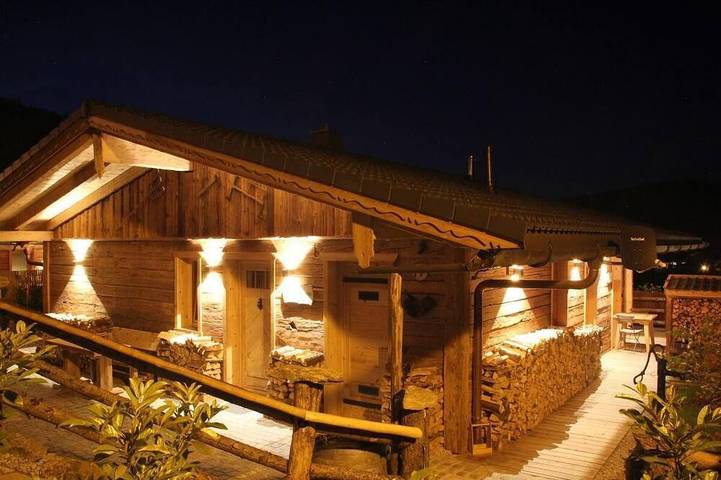 Ferienwohnung für 2 Personen, mit Balkon und Whirlpool sowie Garten und Sauna