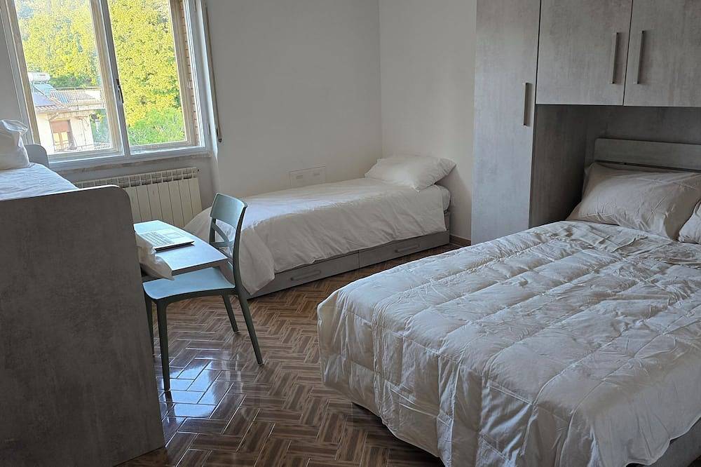 Entire apartment, Spacious appartment with Ac. Walking distance to castle and to Bolsena Lake. in Bolsena, Lake Bolsena