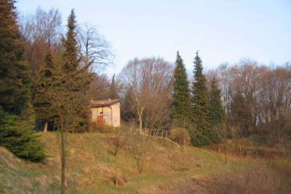 Solto Collina: Haus, umgeben von Grün in Gemeinde Solto Collina, Iseosee
