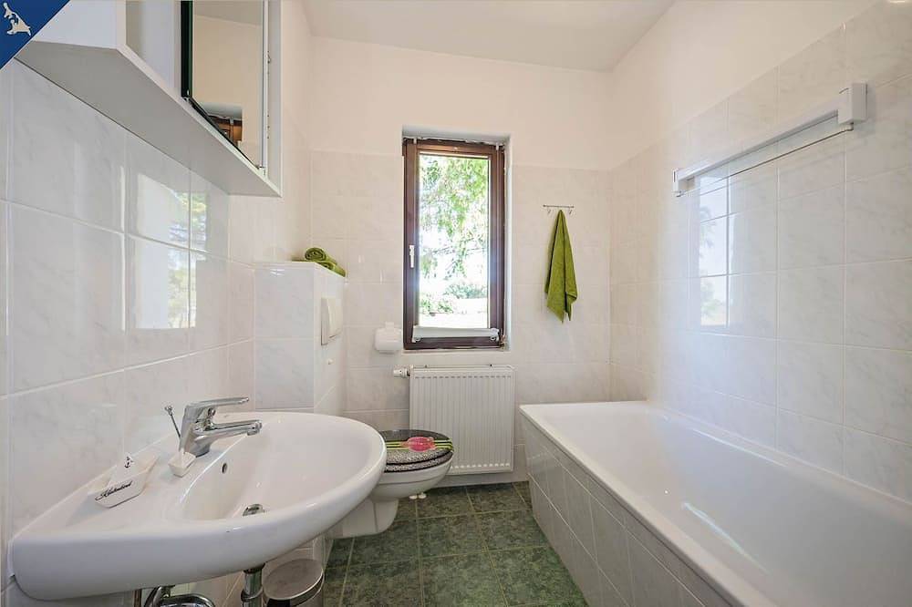 Ferienhaus Mellenthin - Geräumiges Ferienhaus in Ländlicher Idylle mit Stellplatz, Wlan und Terrasse in Mellenthin, Usedom