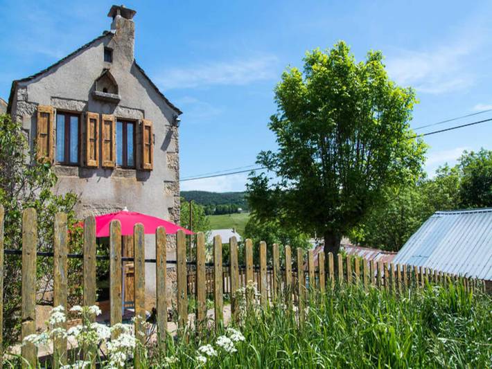 Gîte pour 4 personnes, avec piscine et terrasse, animaux acceptés à Saint-Frézal-d'Albuges