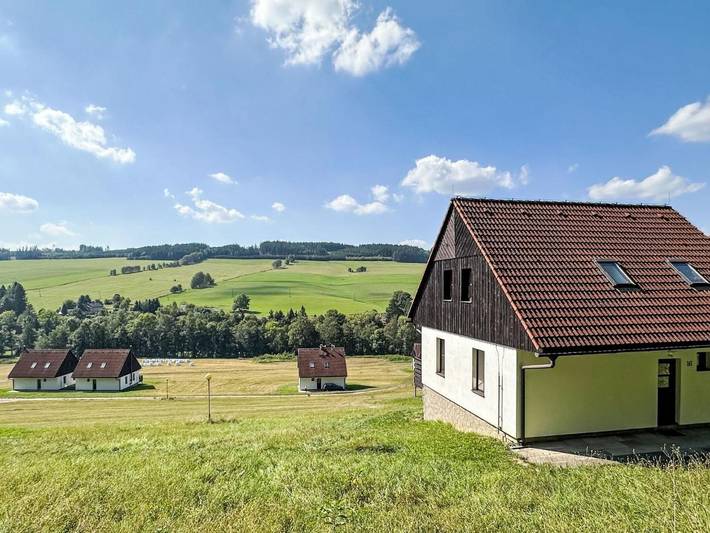 Ferienhaus für 8 Personen, mit Terrasse und Garten sowie Pool