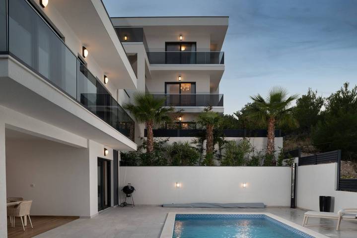 Dom wakacyjny dla 17 osób, z ogród i basen w Razanj