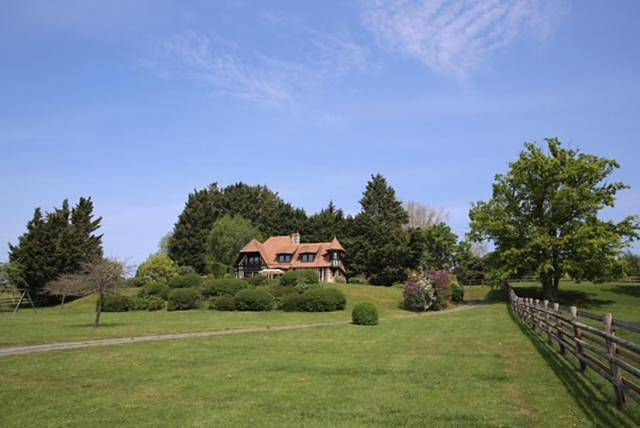 Location de vacances pour 8 personnes, avec Balcon et Terrasse ainsi que Jardin et Vue à Englesqueville-en-Auge
