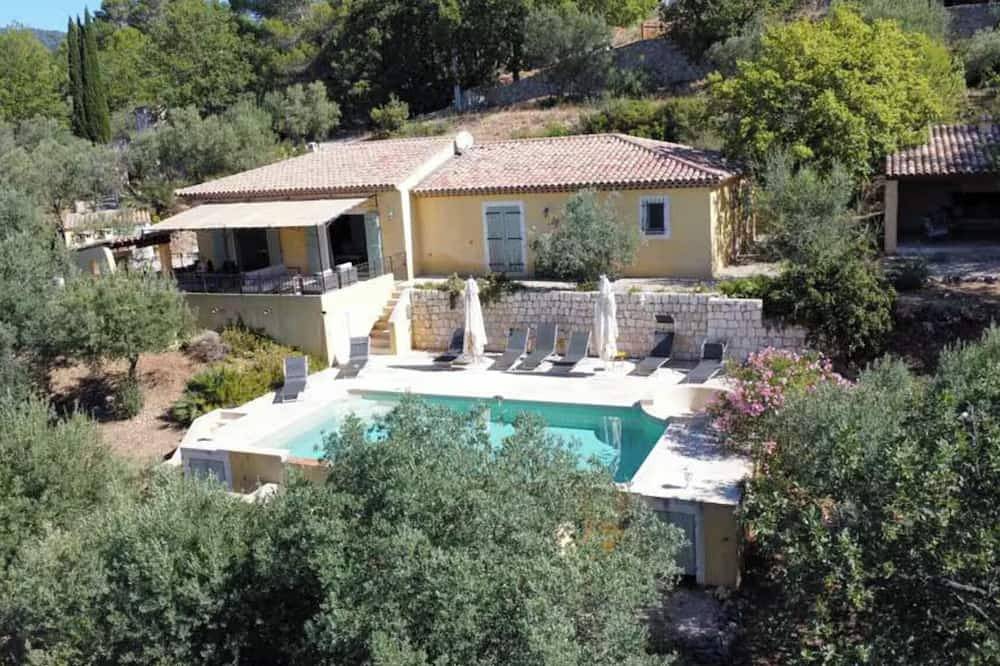 Villa Gramaci. Unobstructed view, large private pool in Callas, Draguignan region