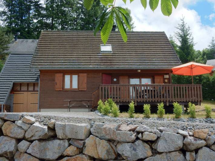 Villa pour 6 personnes, avec jardin ainsi que piscine et terrasse, animaux acceptés en Auvergne