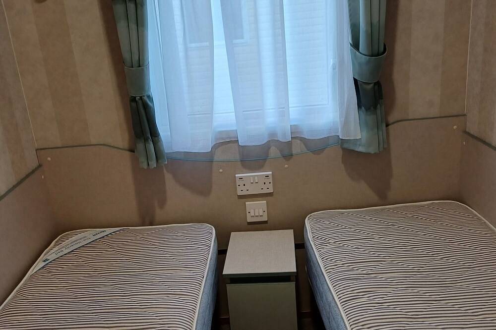Bird of Paradise - Lovely modern dog friendly caravan at Rockley Park, Poole in Poole, Poole Harbour