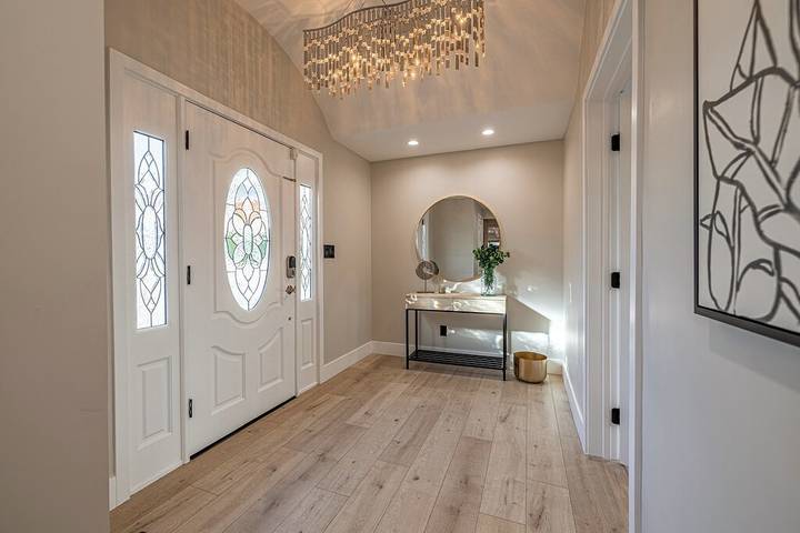 Vacation rental for 14 people, with hot tub and balcony as well as yard, with pets in North Hollywood