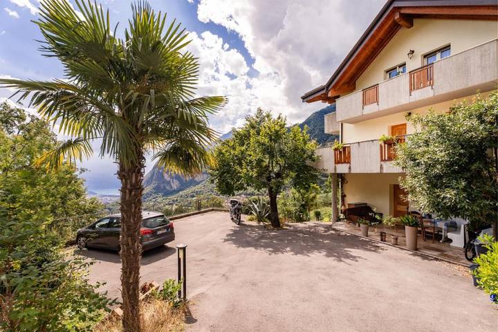 Gîte pour 8 personnes, avec jardin ainsi que vue et vue sur le lac à Villa del Monte