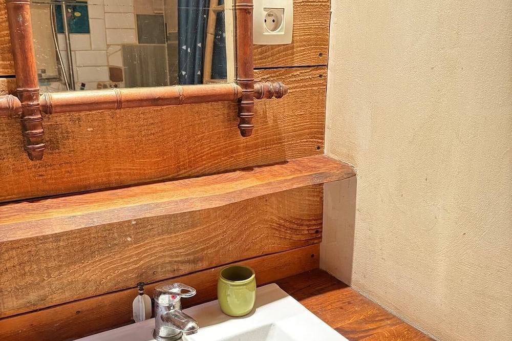 Appartement entier, Comme une cabane, entre forêt et rivière, avec terrasse face au jardin. in Rennes-les-Bains, Parc naturel régional Corbières-Fenouillèdes