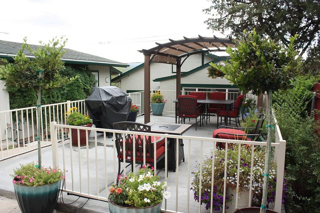 Ganze Wohnung, Malerisches Studio Cottage, Spaziergang in der Innenstadt, Haustiere erlaubt, eingezäunter Hof, überdachte Terrasse in Prescott, Yavapai County