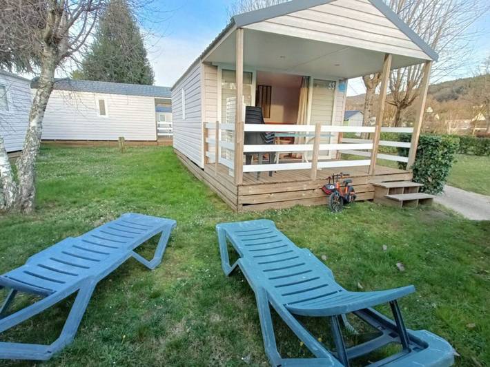 Mobil home pour 4 personnes, avec terrasse et piscine à Saint-Geniez-d'Olt
