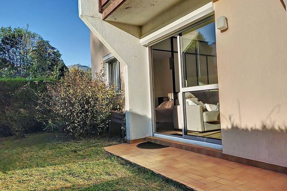 Entire apartment, \"sur la Rive du Gave\": Appartement 40m2, 3 Étoiles, Petits Animaux Acceptés in Argelès-Gazost, French Pyrenees