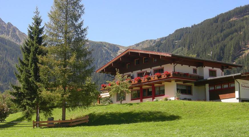 Chalet für 31 Personen, mit Sauna und Garten sowie Terrasse, mit Haustier in Neukirchen am Großvenediger