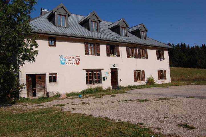 Location de vacances pour 15 personnes, avec vue ainsi que jardin et piscine, animaux acceptés à Chapelle-des-Bois - 3