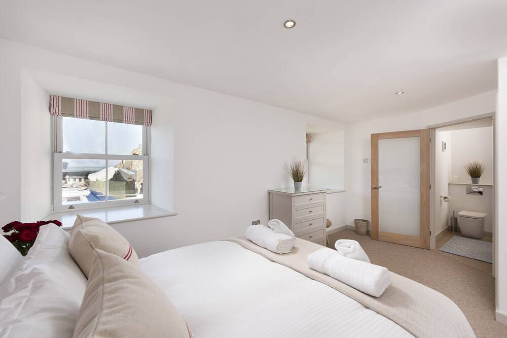 Little Harbour Master's House is a beautifully presented home set on the harbour in Portreath, South West England