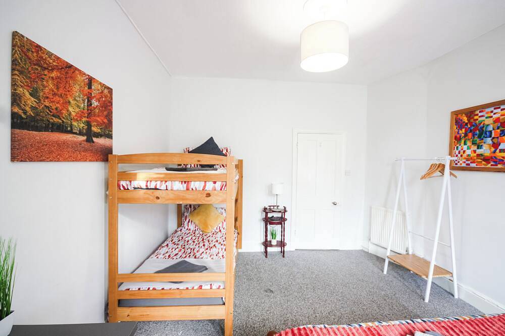 Entire apartment, Charming Apt Sleeps 6 With Free Parking in Folkestone, Kent