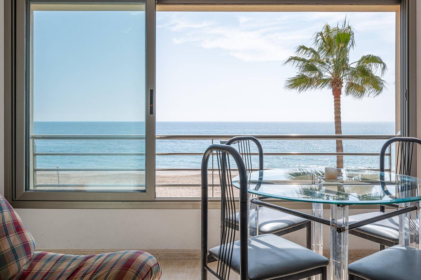 Geheel appartement, At172 Baix a Mar: Apartment located on the seafront with spectacular views of the sea in Torredembarra, Costa Dorada
