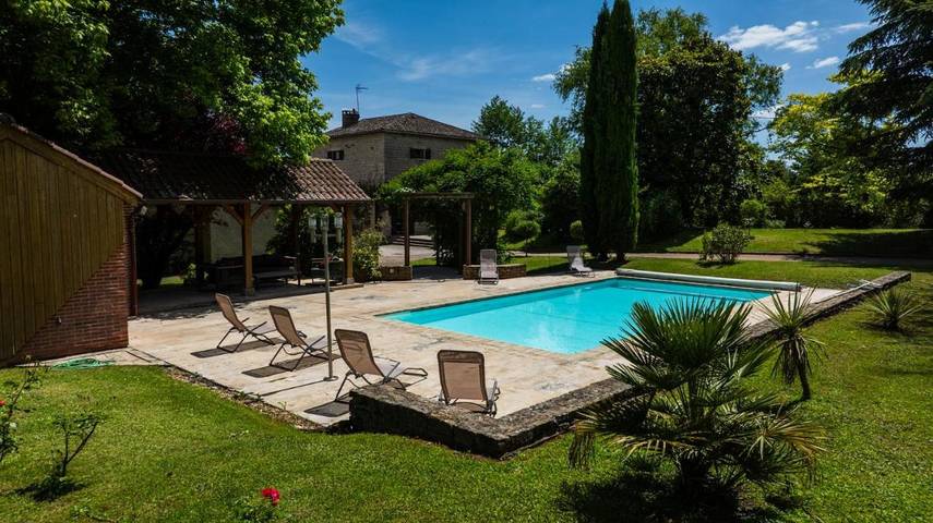 Location de vacances pour 12 personnes, avec piscine et jardin ainsi que terrasse et vue à Montbellet