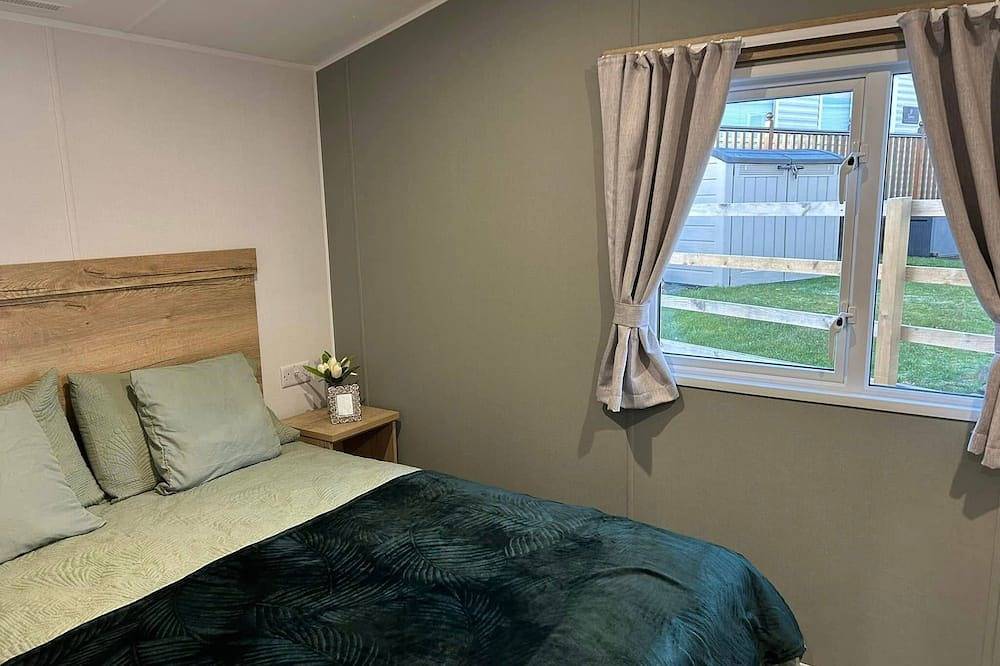 River Meadows Retreat. Contemporary, spacious caravan. 3 Bedroom, sleeps 8 in Northampton, Northamptonshire