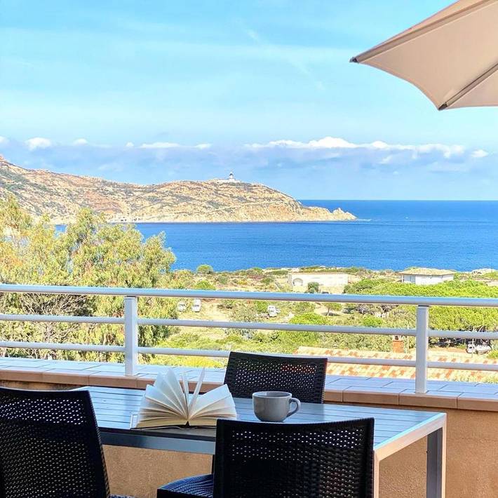 Appart’hôtel pour 4 personnes, avec terrasse et vue ainsi que jardin et piscine