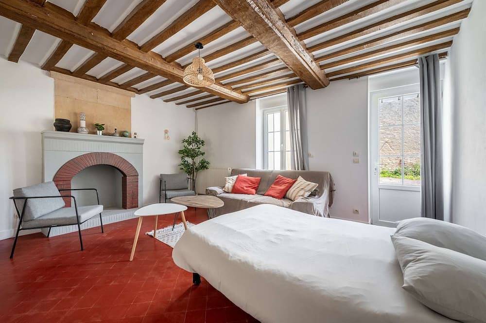 L'escalier rouge ☀  Maison rénovée avec cour in Luc-sur-Mer, Caen region