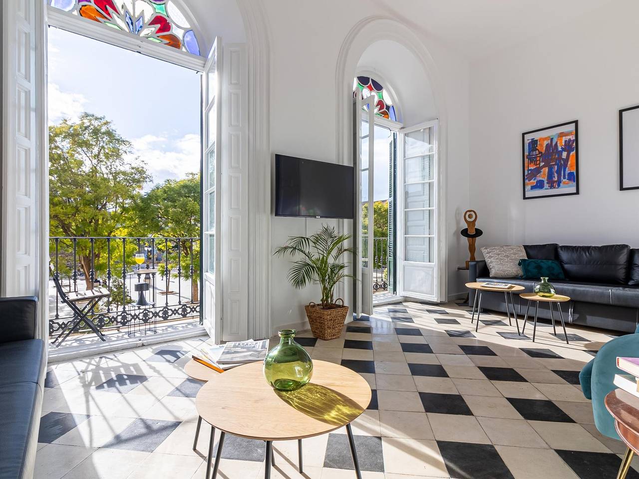 Entire apartment, Spacious renovated apartment, 4 bedrooms, parking, Malaga city center in Málaga Central District, Malaga