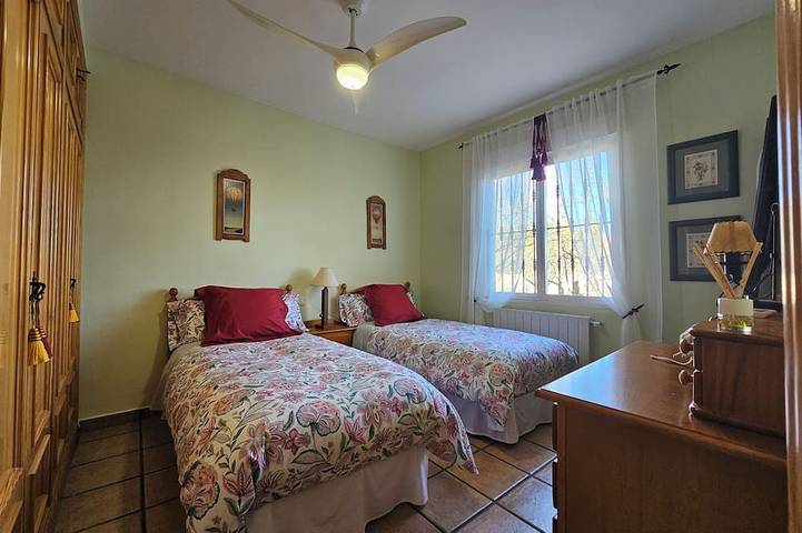 Villa 15 Minuten von Alicante, kostenloses Wlan, Innenpool, ideal für Familien in Tibi, Alicante Provinz