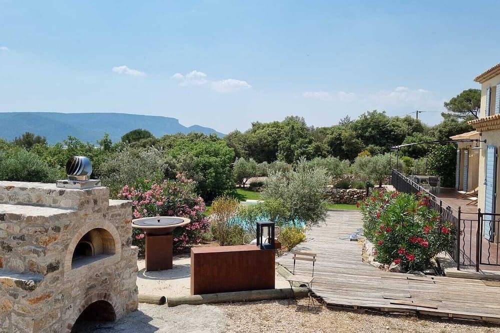 Villa Familiale Typiquement Provençale, au Calme, à 20 min D'aix in Saint-Maximin-la-Sainte-Baume, Brignoles region