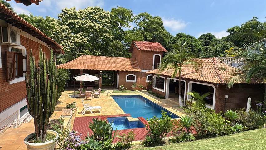 Casas e apartamentos de temporada para 2 pessoas, com balcão e piscina e ainda jacuzzi em Carapicuíba