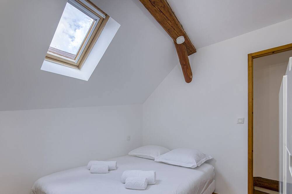 Welcome to Les Volets Azur, a lovely fully renovated village house, ideal for a romantic getaway in the heart of Menthon-Saint-Bernard. Nestled between lake and mountains, this cozy home offers a peaceful and warm atmosphere. in Menthon-Saint-Bernard, Annecy und Umgebung