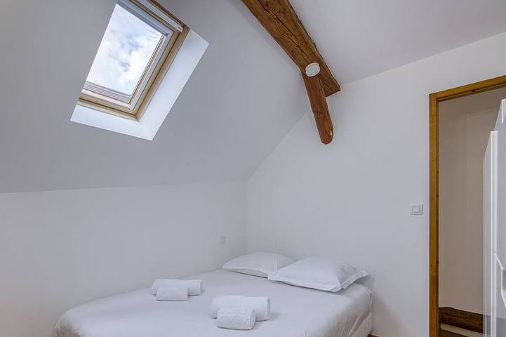 Willkommen bei Les Volets Azur, einem liebevoll komplett renovierten Dorfhaus, ideal für einen romantischen Aufenthalt im Herzen von Menthon-Saint-Bernard. Eingebettet zwischen See und Bergen bietet dieses gemütliche Zuhause eine friedliche und warme Atmo in Menthon-Saint-Bernard, Annecy und Umgebung