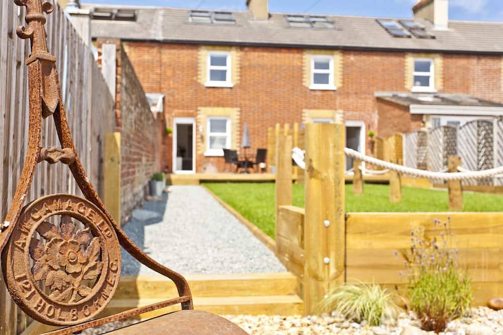 Seaside Cottage with panoramic sea views. in Bournemouth, South West England